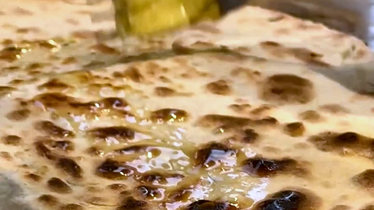 Un börek tout juste sorti de la plancha, badigeonné de beurre